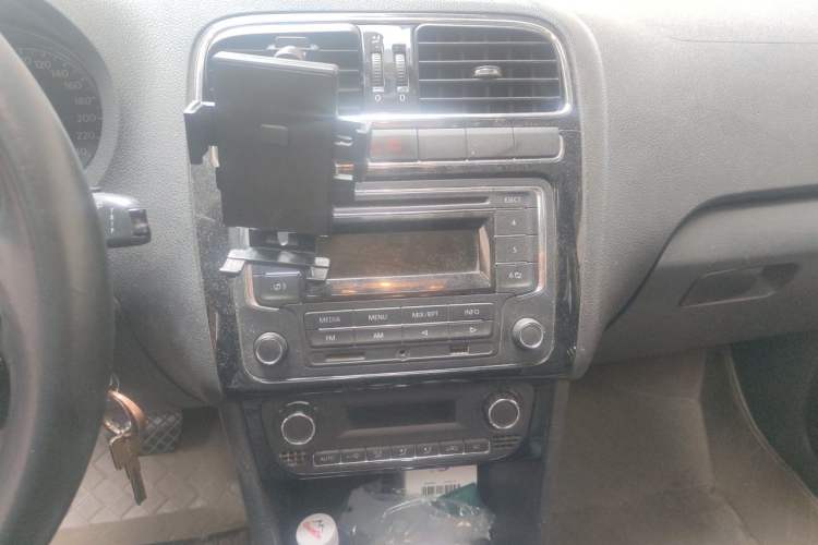 Used Volkswagen Polo 2013 1.4L Automatic Luxury Edition Audio And AC Panel