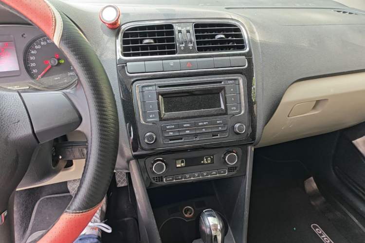 Used Volkswagen Polo 2013 1.6L Automatic Luxury Edition Audio And AC Panel