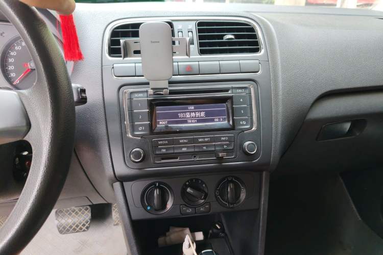 Used Volkswagen Polo 2013 1.4L Automatic Comfort Edition Audio And AC Panel