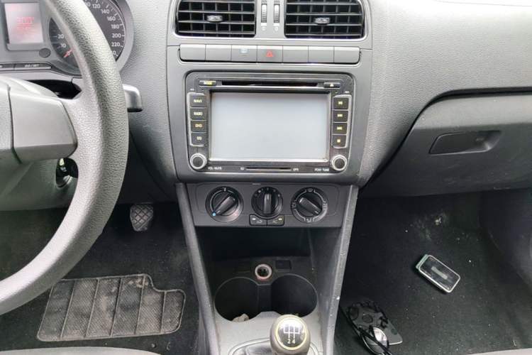 Used Volkswagen Polo 2013 1.4L Manual Fashion Edition Audio And AC Panel