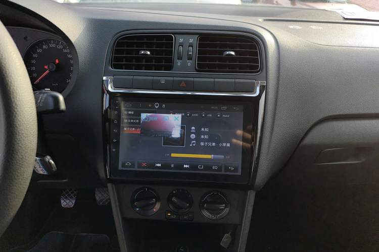 Used Volkswagen Polo 2013 1.4L Manual Fashion Edition Audio And AC Panel