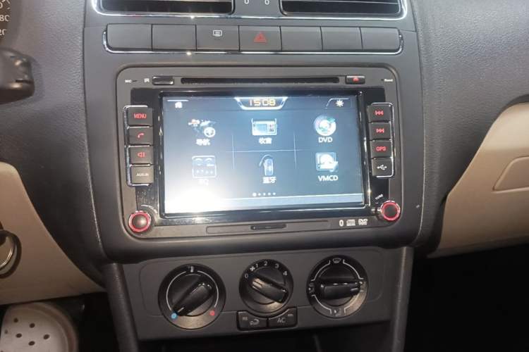 Used Volkswagen Polo 2013 1.6L Automatic Comfort Edition Audio And AC Panel
