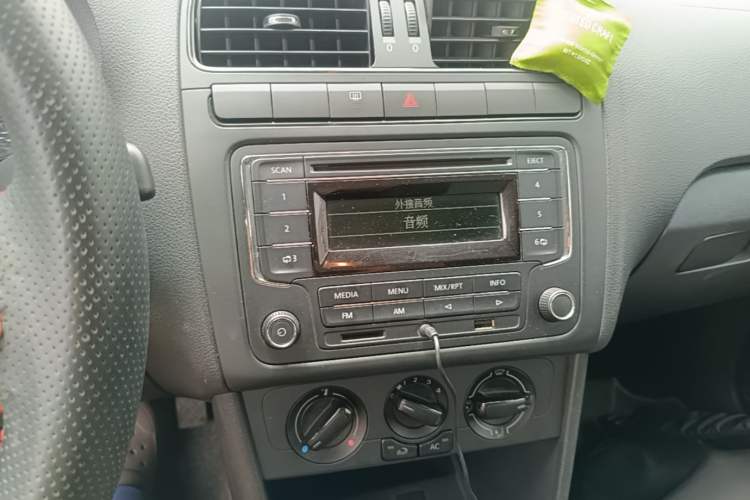 Used Volkswagen Polo 2013 1.4L Manual Fashion Edition Audio And AC Panel
