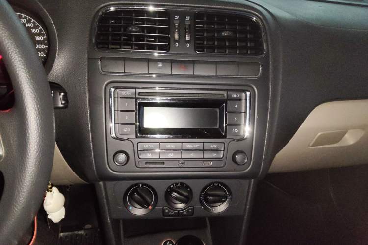 Used Volkswagen Polo 2013 1.6L Automatic Comfort Edition Audio And AC Panel