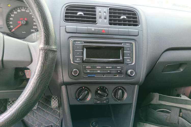 Used Volkswagen Polo 2013 1.4L Manual Fashion Edition Audio And AC Panel