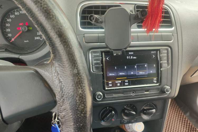 Used Volkswagen Polo 2013 1.6L Automatic Comfort Edition Audio And AC Panel