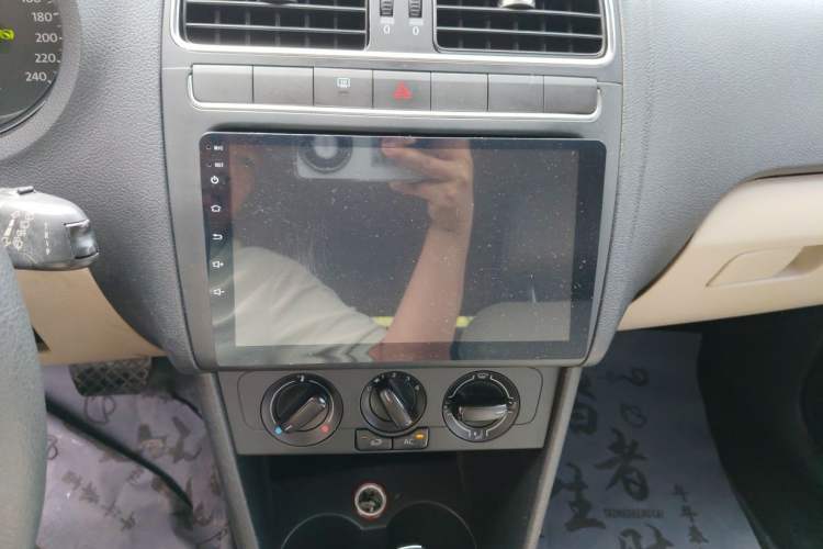 Used Volkswagen Polo 2013 1.6L Automatic Comfort Edition Audio And AC Panel