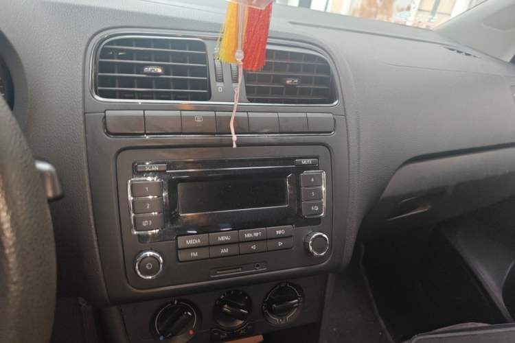 Used Volkswagen Polo 2013 1.4L Manual Fashion Edition Audio And AC Panel