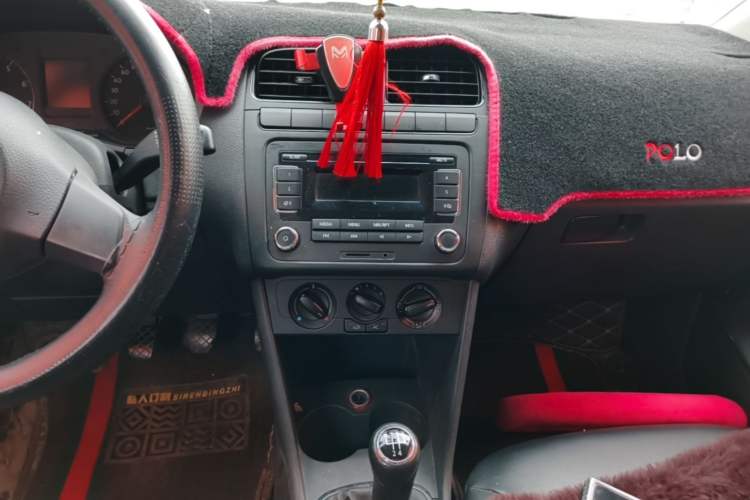 Used Volkswagen Polo 2013 1.4L Manual Fashion Edition Audio And AC Panel
