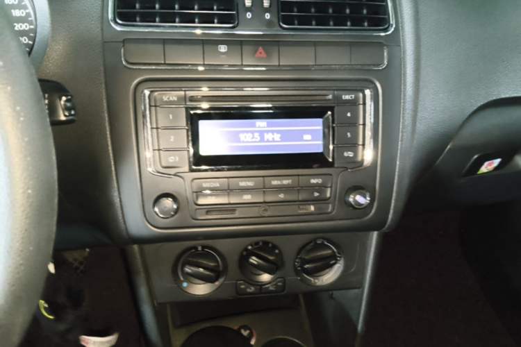 Used Volkswagen Polo 2013 1.6L Automatic Comfort Edition Audio And AC Panel