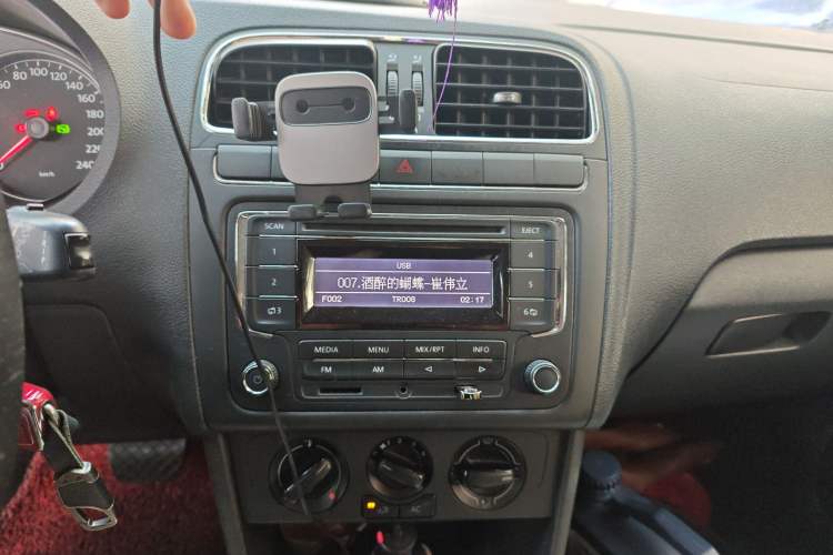 Used Volkswagen Polo 2013 1.6L Automatic Comfort Edition Audio And AC Panel