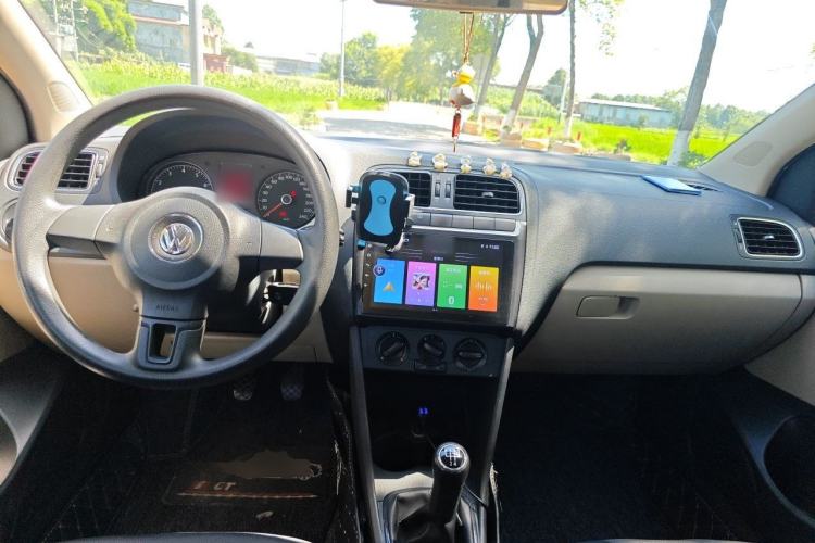 Used Volkswagen Polo 2013 1.4L Manual Fashion Edition Center Console