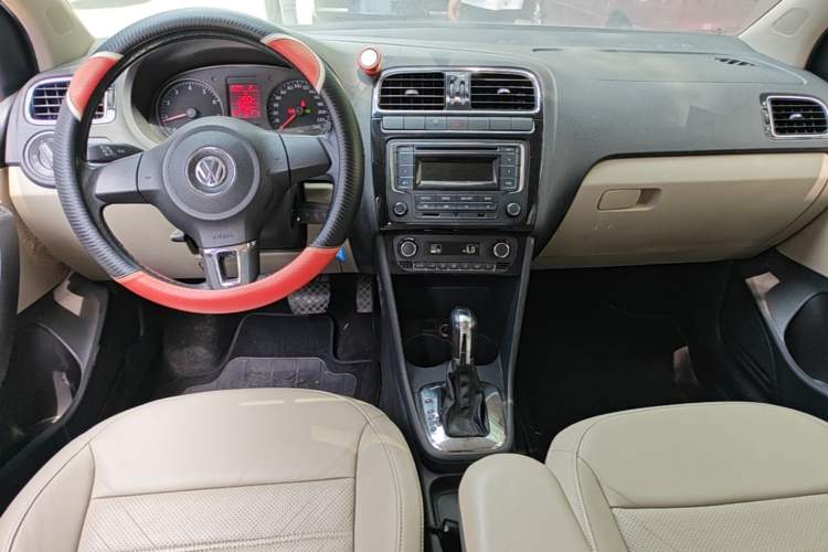 Used Volkswagen Polo 2013 1.6L Automatic Luxury Edition Center Console