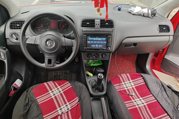 Used Volkswagen Polo 2013 1.4L Manual Fashion Edition Center Console