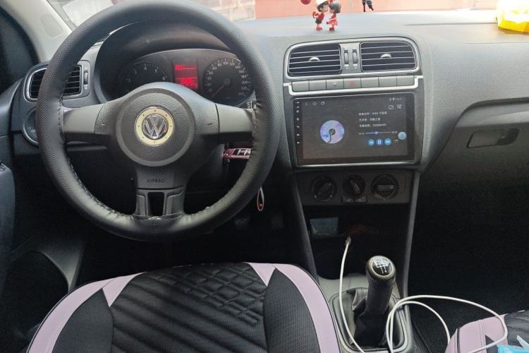 Used Volkswagen Polo 2013 1.4L Manual Fashion Edition Center Console