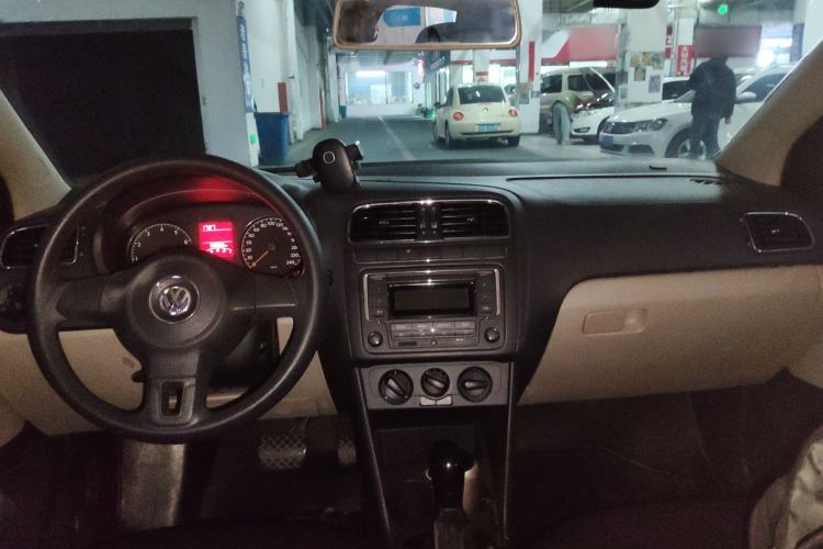 Used Volkswagen Polo 2013 1.6L Automatic Comfort Edition Center Console