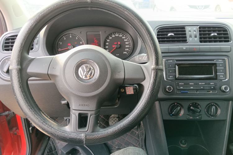 Used Volkswagen Polo 2013 1.4L Manual Fashion Edition Center Console