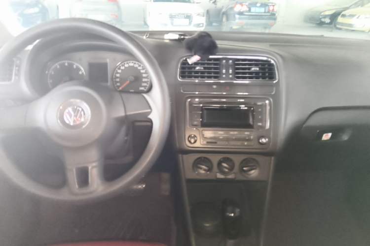 Used Volkswagen Polo 2013 1.6L Automatic Comfort Edition Center Console
