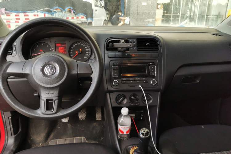 Used Volkswagen Polo 2013 1.4L Manual Fashion Edition Center Console