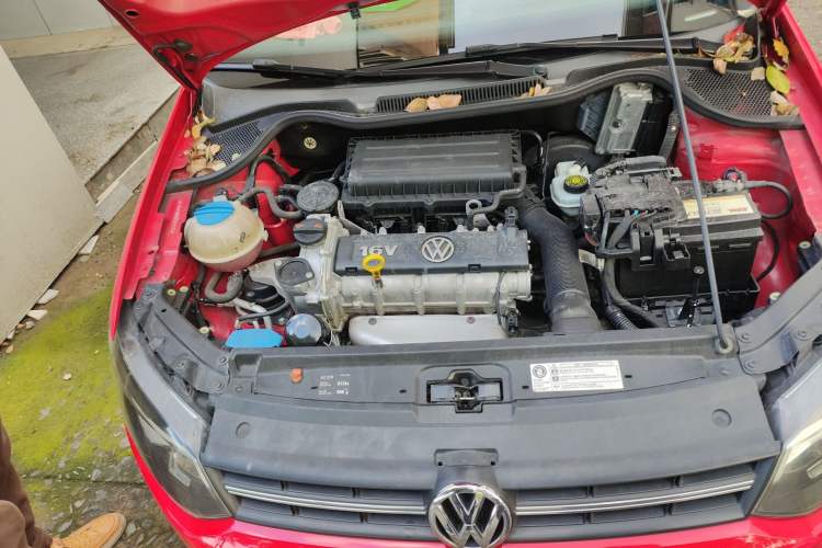 Used Volkswagen Polo 2013 1.6L Automatic Luxury Edition Engine Bay Right
