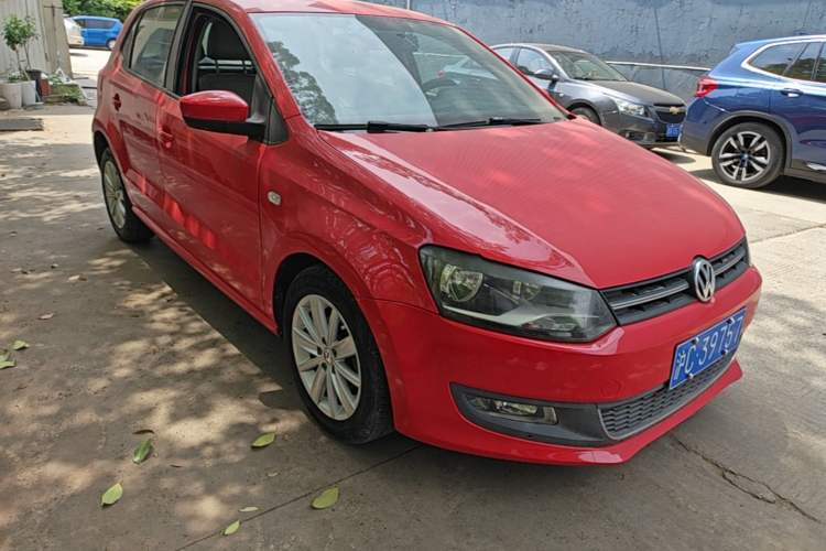 Used Volkswagen Polo 2013 1.6L Automatic Luxury Edition Front Right 45 Deg
