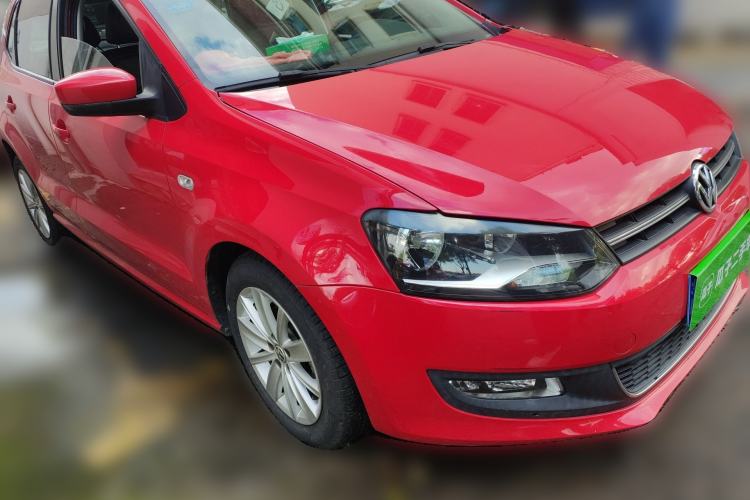 Used Volkswagen Polo 2013 1.6L Automatic Luxury Edition Front Right 45 Deg
