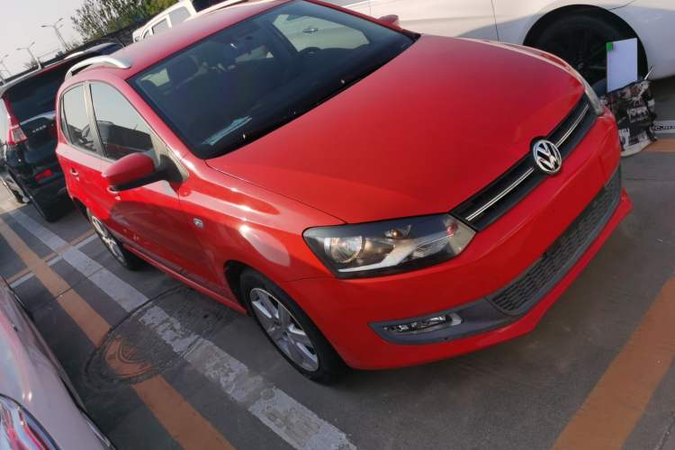 Used Volkswagen Polo 2013 1.6L Automatic Comfort Edition Front Right 45 Deg