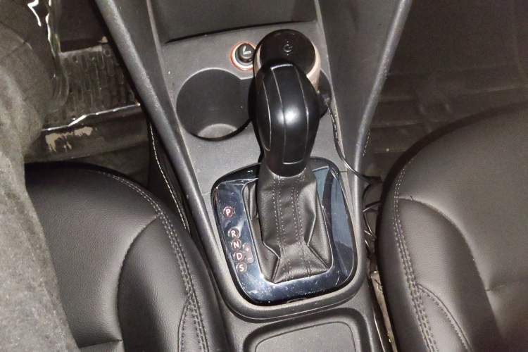 Used Volkswagen Polo 2013 1.6L Automatic Comfort Edition Gear Lever
