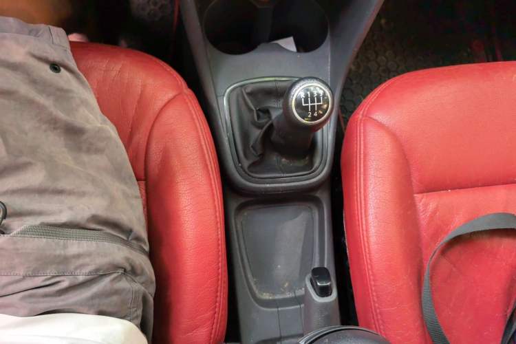 Used Volkswagen Polo 2013 1.6L Manual Comfort Edition Gear Lever
