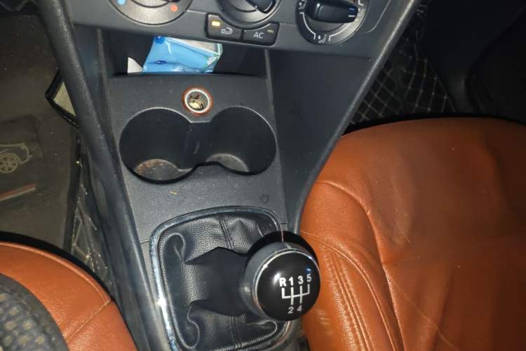 Used Volkswagen Polo 2013 1.4L Manual Fashion Edition Gear Lever