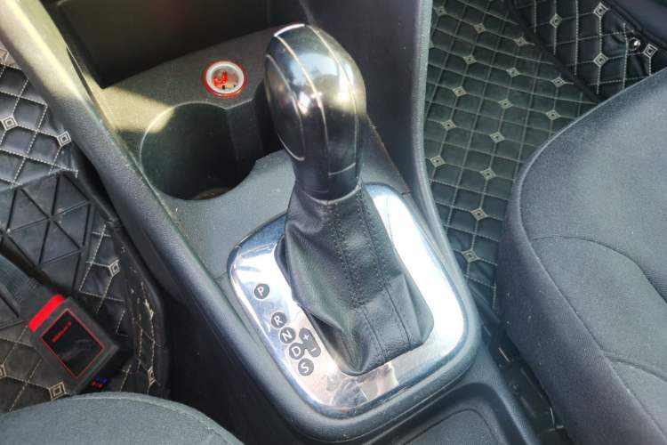 Used Volkswagen Polo 2013 1.6L Automatic Comfort Edition Gear Lever