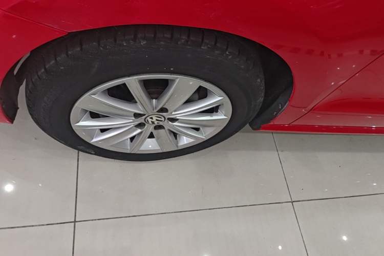 Used Volkswagen Polo 2013 1.4L Automatic Luxury Edition Left Front Wheel Hub