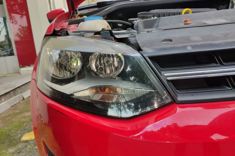 Used Volkswagen Polo 2013 1.6L Automatic Luxury Edition Right Front Headlight