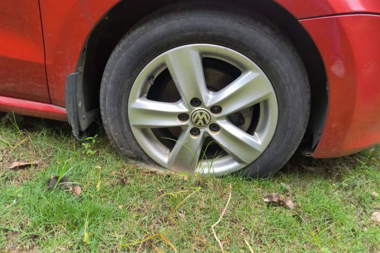 Used Volkswagen Polo 2013 1.6L Automatic Comfort Edition Right Front Wheel Hub