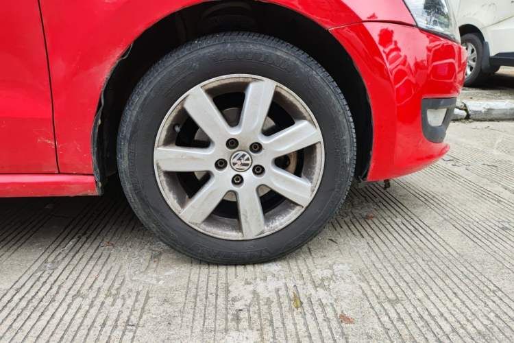 Used Volkswagen Polo 2013 1.6L Automatic Comfort Edition Right Front Wheel Hub