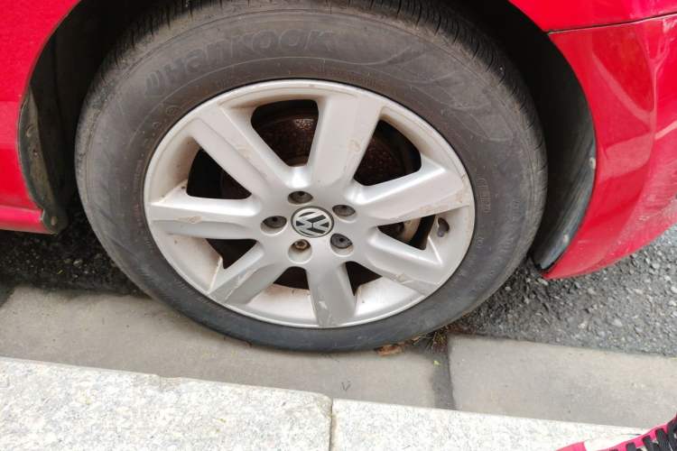 Used Volkswagen Polo 2013 1.4L Automatic Comfort Edition Right Front Wheel Hub