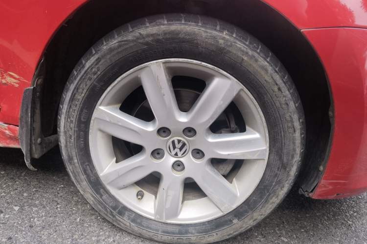 Used Volkswagen Polo 2013 1.6L Automatic Comfort Edition Right Front Wheel Hub
