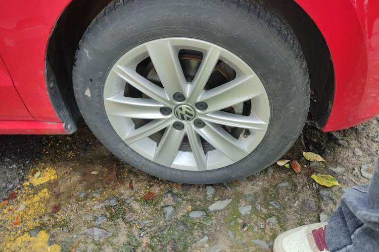 Used Volkswagen Polo 2013 1.6L Automatic Luxury Edition Right Front Wheel Hub
