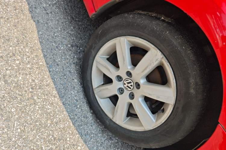 Used Volkswagen Polo 2013 1.4L Automatic Comfort Edition Right Front Wheel Hub