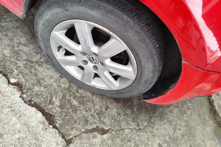 Used Volkswagen Polo 2013 1.4L Automatic Comfort Edition Right Front Wheel Hub