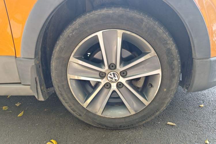 Used Volkswagen Polo 2013 1.6L Automatic Comfort Edition Right Front Wheel Hub