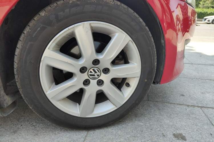 Used Volkswagen Polo 2013 1.4L Automatic Comfort Edition Right Front Wheel Hub