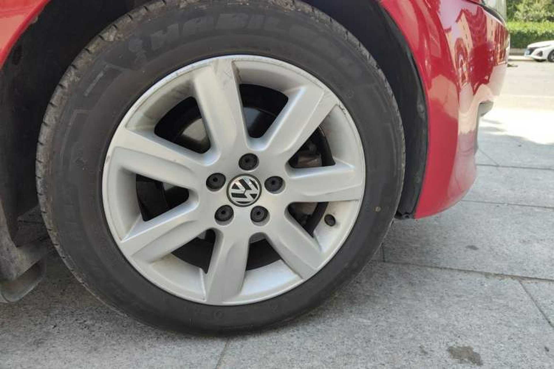 Used Volkswagen Polo 2013 1.4L Automatic Comfort Edition Right Front Wheel Hub