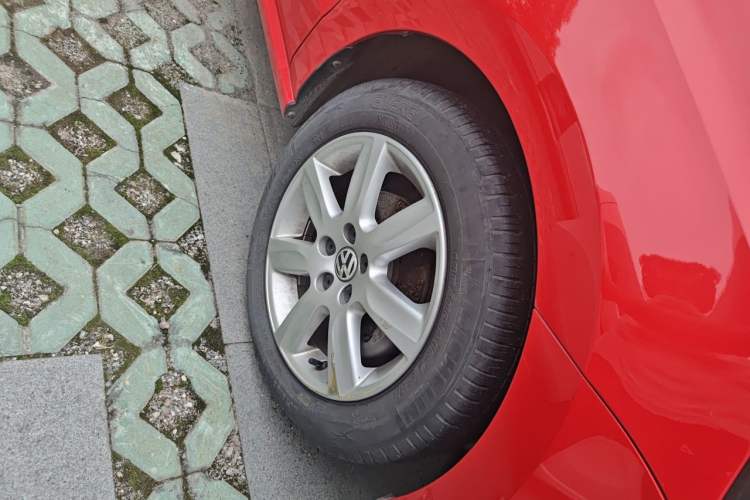 Used Volkswagen Polo 2013 1.6L Automatic Comfort Edition Right Front Wheel Hub
