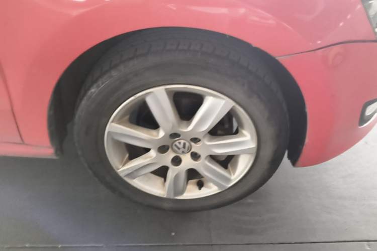 Used Volkswagen Polo 2013 1.6L Automatic Comfort Edition Right Front Wheel Hub