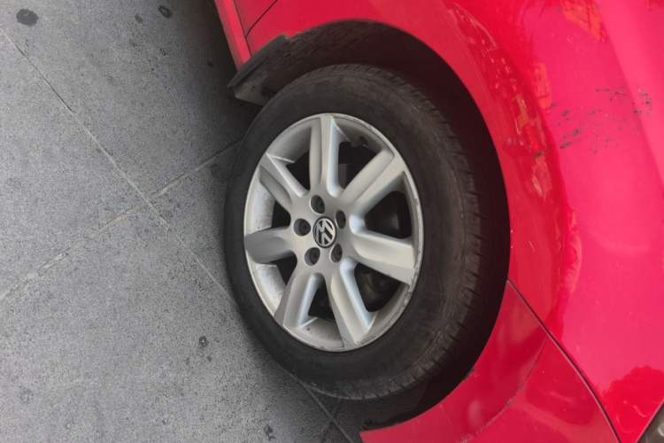 Used Volkswagen Polo 2013 1.4L Automatic Comfort Edition Right Front Wheel Hub