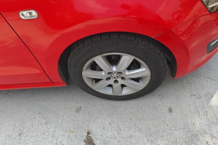 Used Volkswagen Polo 2013 1.4L Automatic Comfort Edition Right Front Wheel Hub