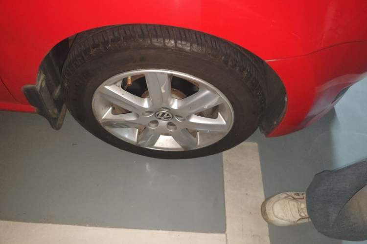 Used Volkswagen Polo 2013 1.4L Automatic Comfort Edition Right Front Wheel Hub