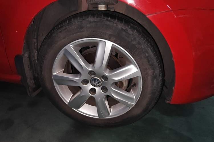 Used Volkswagen Polo 2013 1.6L Automatic Comfort Edition Right Front Wheel Hub