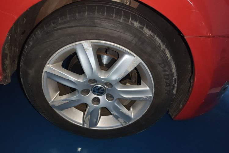Used Volkswagen Polo 2013 1.4L Automatic Comfort Edition Right Front Wheel Hub